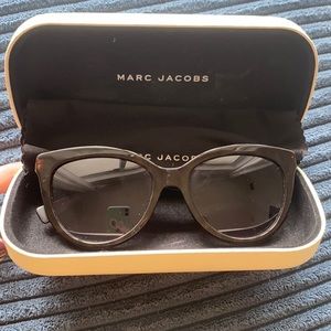 Cat eye style sunglasses